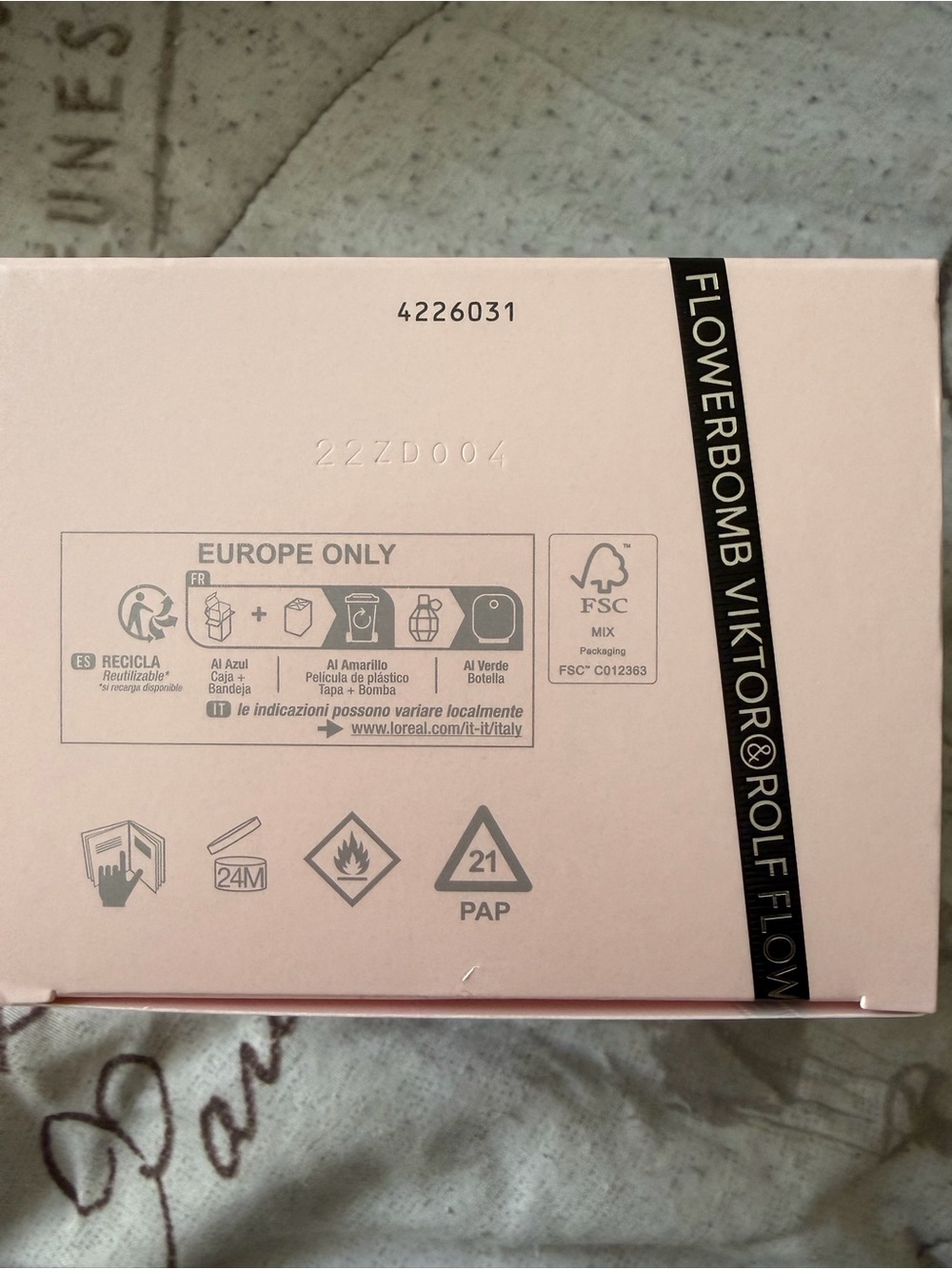 Viktor & Rolf Flowerbomb - Picture 2 of 3